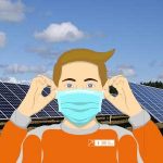Personnage avec un masque de protection devant une centrale solaire