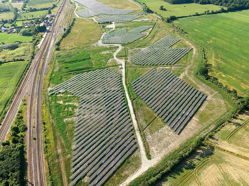 Centrale photovoltaïque vue du ciel en vue d'ensemble