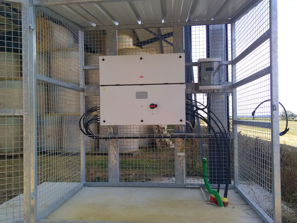 local technique dans un bâtiment photovoltaïque agricole