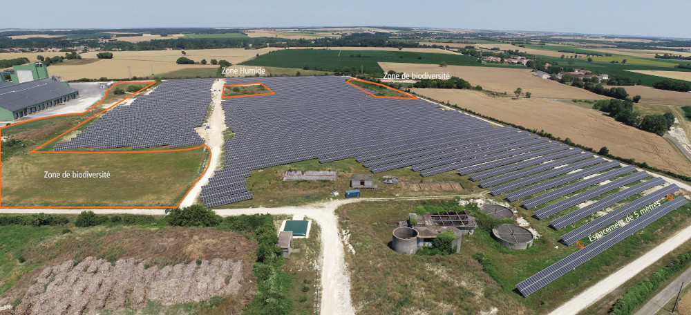 conception-ferme-solaire-respecteuse-biodiversite installation photovoltaïque au sol comportant 2 zones de biodiversité et une zone humide
