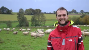 Titouan Goenvec, éleveur ovin installé à 8 km d’Yvré l’Evêque, utilise les 20ha de la ferme solaire «Champ de Paris» pour faire paître une partie de son troupeau.